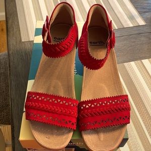 Red regular size 11 earth sandals like new